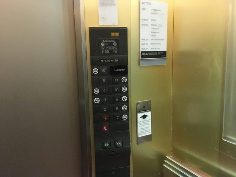 エレベーター中の様子