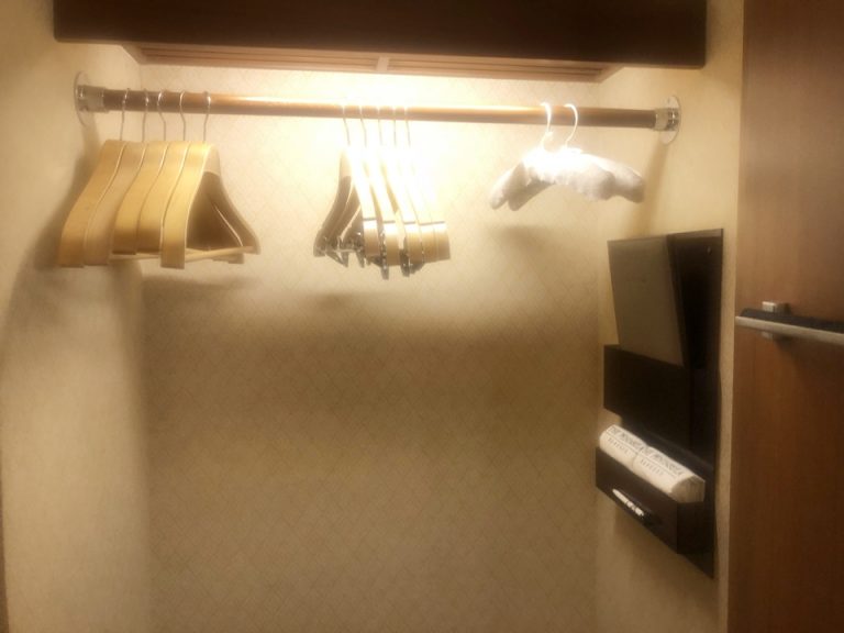 クローゼット内。ハンガーは滑り止め付きも2つありこれは女性には特に嬉しいサービスだと思います