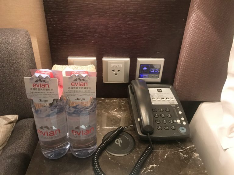 ベッドサイドテーブル