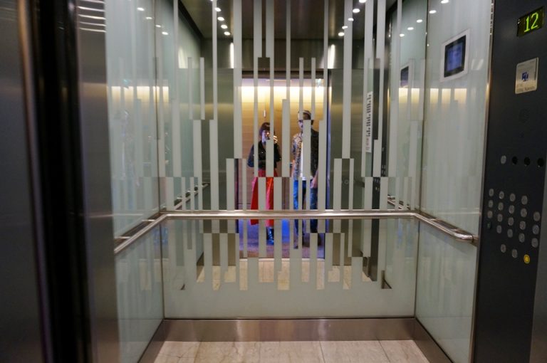 エレベーターの内側