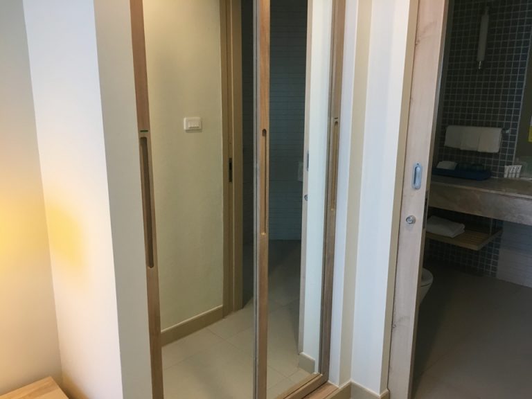 クローゼット外観(閉じた状態)