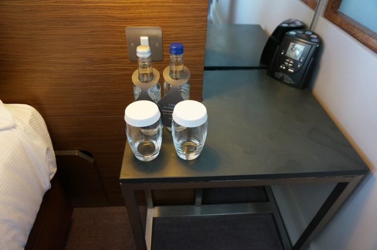 サイドテーブル(アメニティの水)