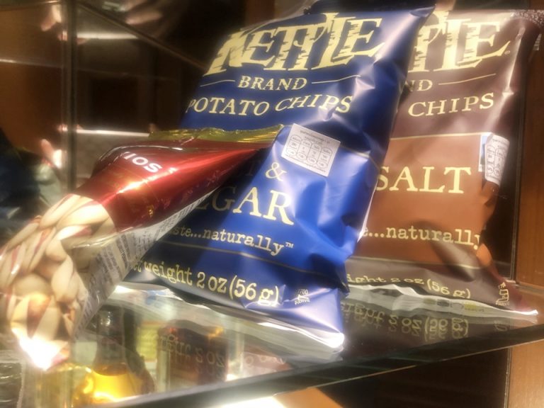 スナックはチョコレート以外のものが冷蔵庫の上にありました。チョコレート類は冷蔵庫の中です