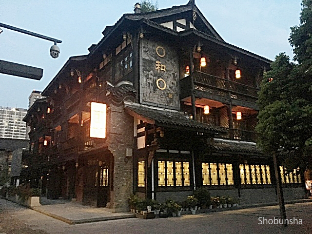 ホテル外観。手前の道を右に行くと左側に入り口があります