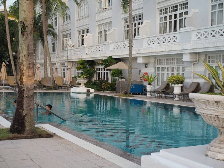 プール1 1階にあります 長方形のプールで対面に海があります