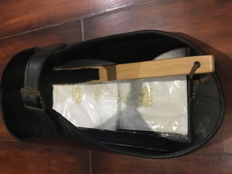 靴磨き用の布と、洋服ブラシ