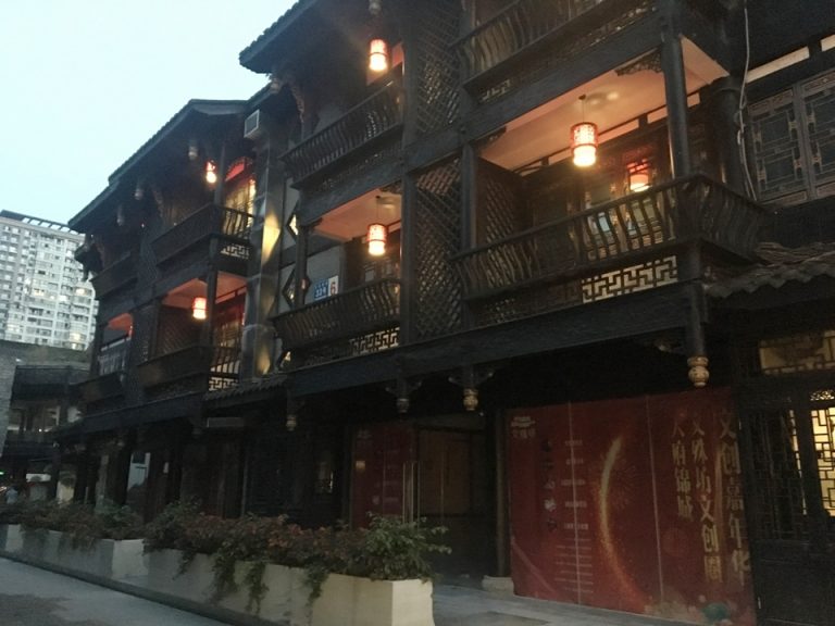 ホテル外観。各客室のバルコニーが見えます