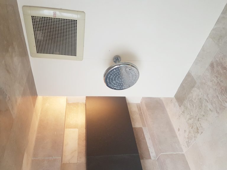 バスルーム:シャワー室