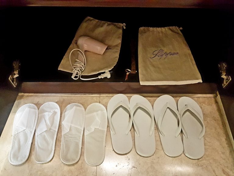 バスルーム:クローゼット内に収納されているドライヤーとサンダル、室内用スリッパ