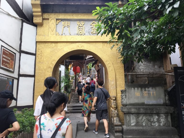 磁器口。ホテルから45分、古い町並みにお土産屋さんが沢山並んでいます