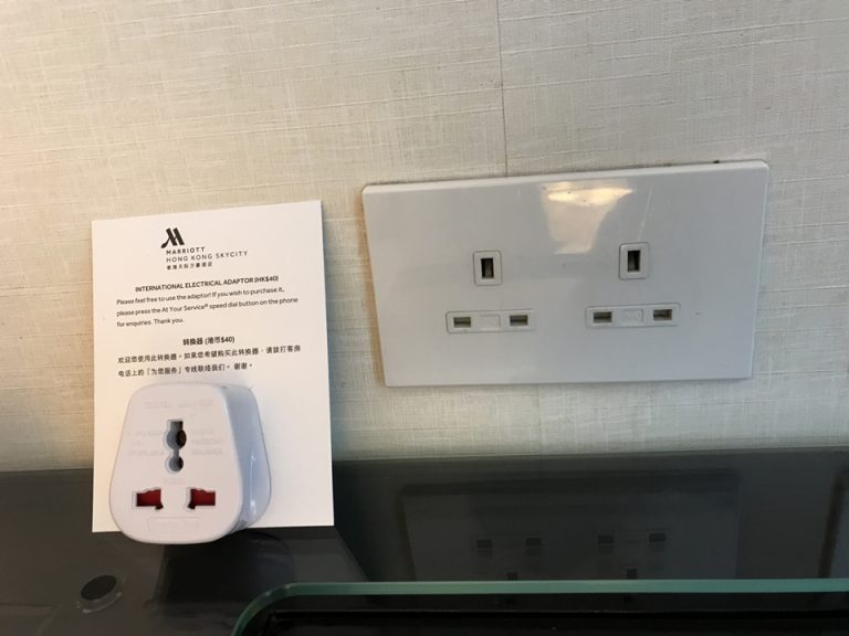 コンセントと変換プラグ1