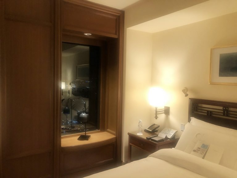 ベッド脇の窓。最初窓があるのに気付きませんでしたが開けてみてベッドから景色が見れるのに気づいてからはずっと開けてました