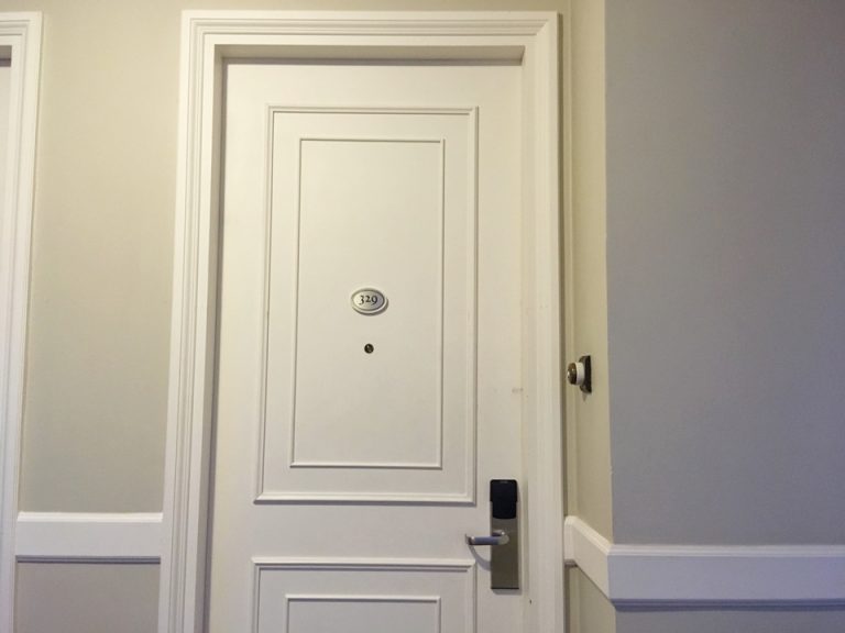 客室入口外観ドア