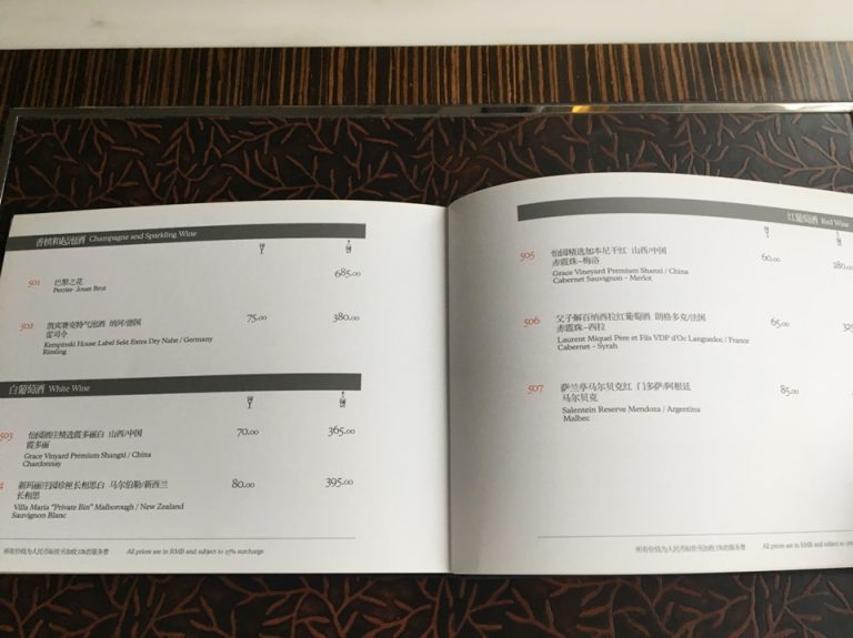 アルコールは客室内に置いてありませんが、ルームサービスで注文できます