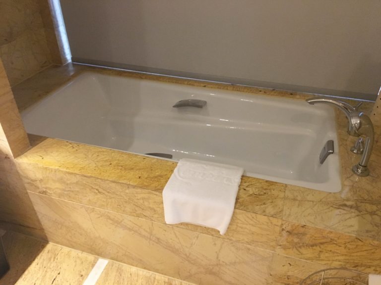 バスタブ。バブルバスやバスソルト、バスピローはありませんでした。