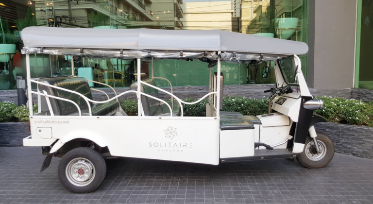 ホテルのトゥクトゥク