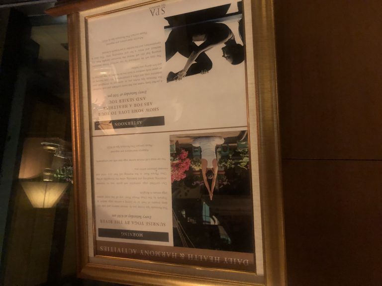 朝5時50分集合で早いですが無料でヨガが出来るので参加してきました。フロントでも申し込めると思いますがちょうどスパに行くところだったのでスパのスタッフにヨガの参加を申し出たところスパのカウンターでも受け付けてくれました