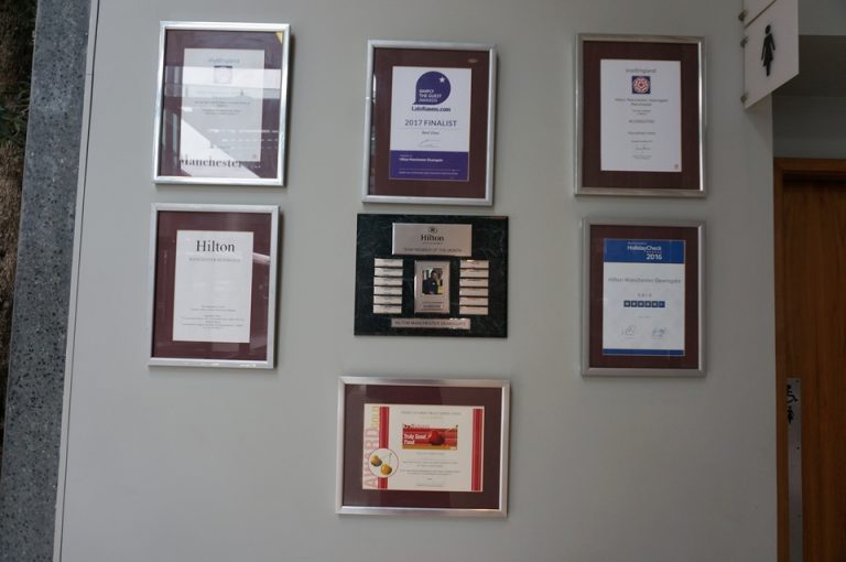 エントランスに飾られていた賞