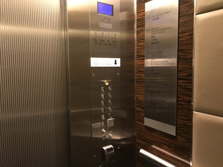 エレベーター内部1