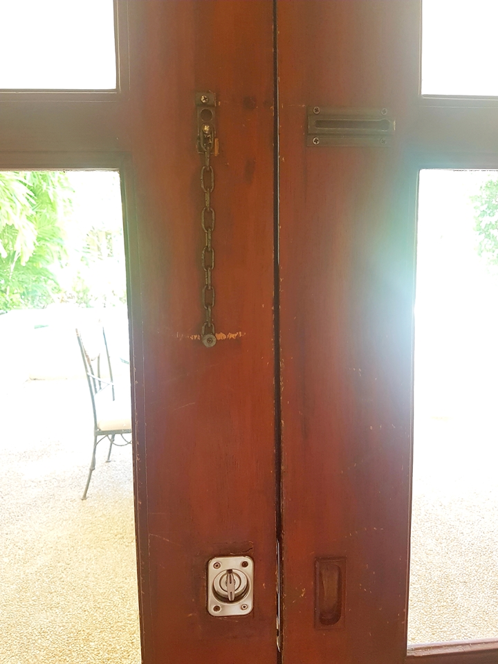 リビング:入口の扉、ガラス扉にある鍵