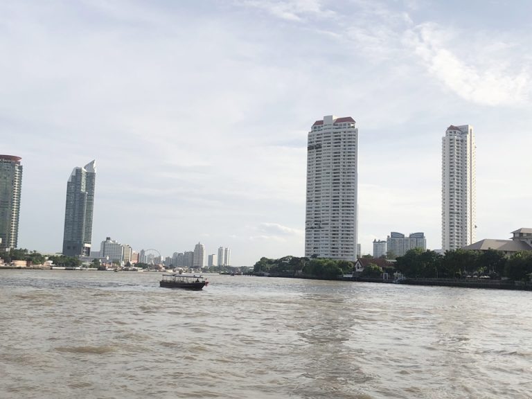 遠くに見える観覧車はアジアティーク(観光客向けの巨大なナイトマーケット)