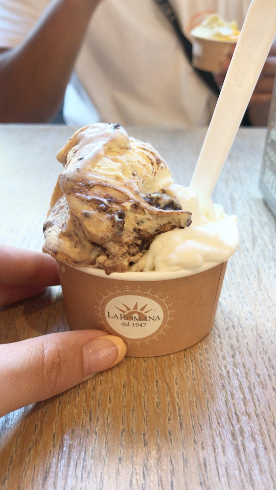 ホテルから徒歩五分の場所にあるジェラート屋さん