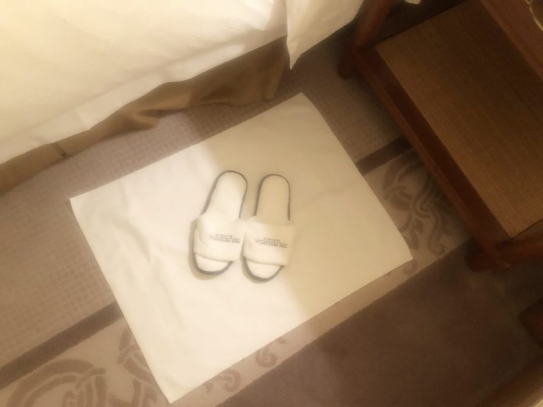 ベッド右側にセットされているスリッパ