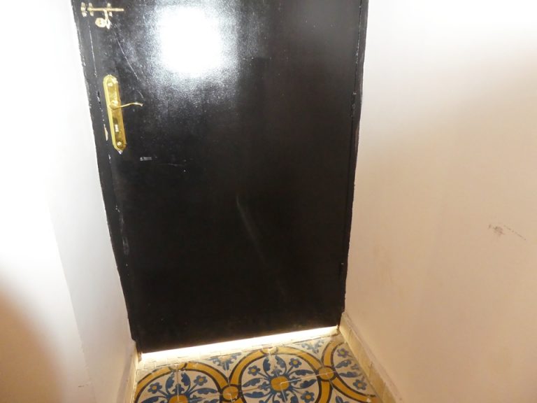 客室入口ドア内観