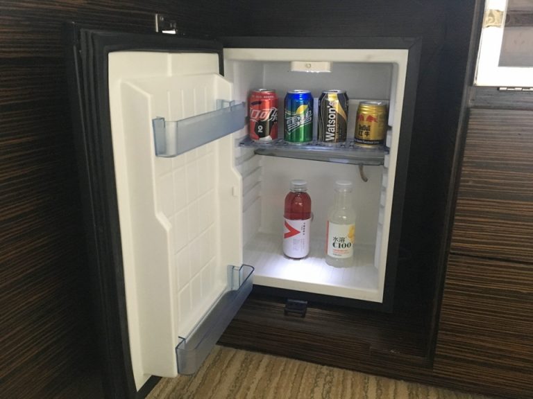 冷蔵庫を開けた様子。中に有料のソフトドリンクがいくつか用意してありますが、まだ空間が開いているのでお水など入れられます。あまり冷えている様子がなかったので、下段奥正面のダイヤルを自分で2から6にしました。