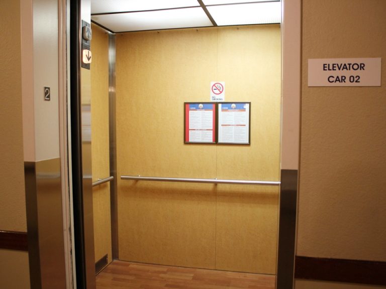 エレベーター内観1