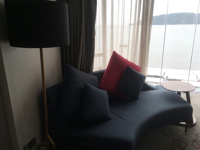 部屋内のソファ
