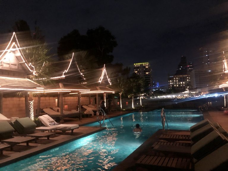 プール脇の東屋の天井にはファンも付いていました。寝転がって暑ければプールに入るかファンを使って涼しくゆっくり過ごせます