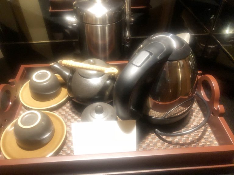 湯沸かしポットとお茶のセット