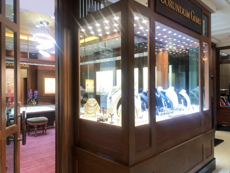 ショッピングアーケードには宝飾品店もありました