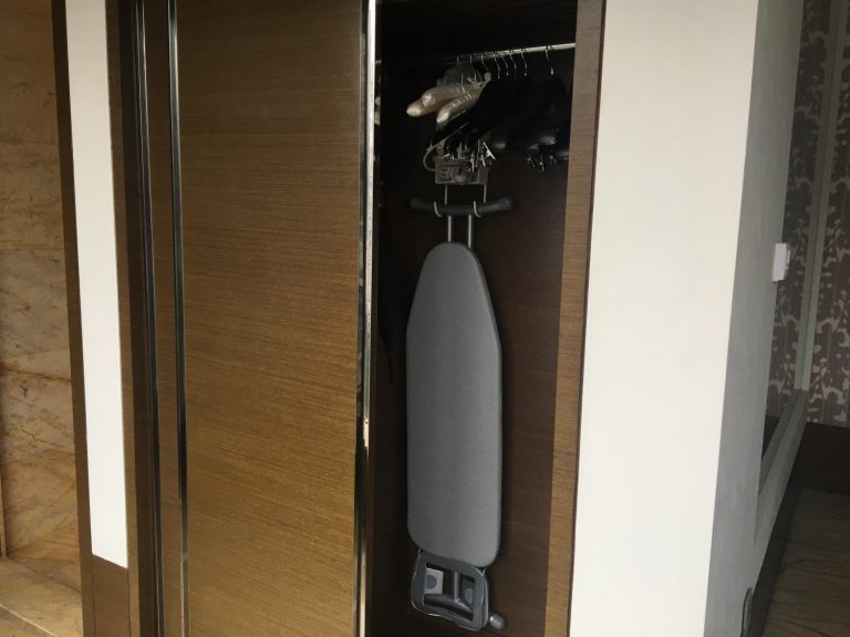 クローゼットの右側の扉を開けた様子。各種ハンガーに加え、アイロン、アイロン台、傘(1本のみ)が入っています。ハンガーは、ネクタイハンガー1本(ネクタイ16本ほどかけられます)、ジャケットハンガーとピンチハンガーが各4本、サテンハンガー3本。