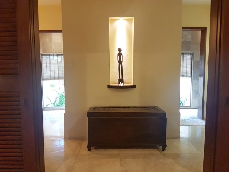 ベットルーム:寝室からバスルームに繋がる扉開けた状態