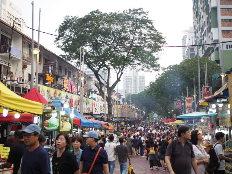 アロー通り 屋台が立ち並んでいます