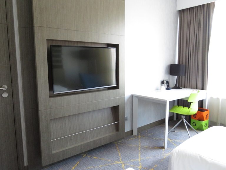 ベット側からテレビの方向