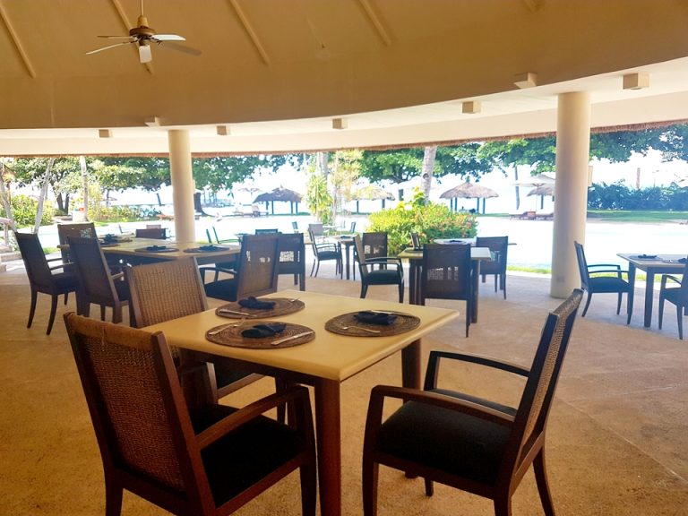 レストラン:屋根はありますが、壁は無く開放的で周りはプールになってります (1)