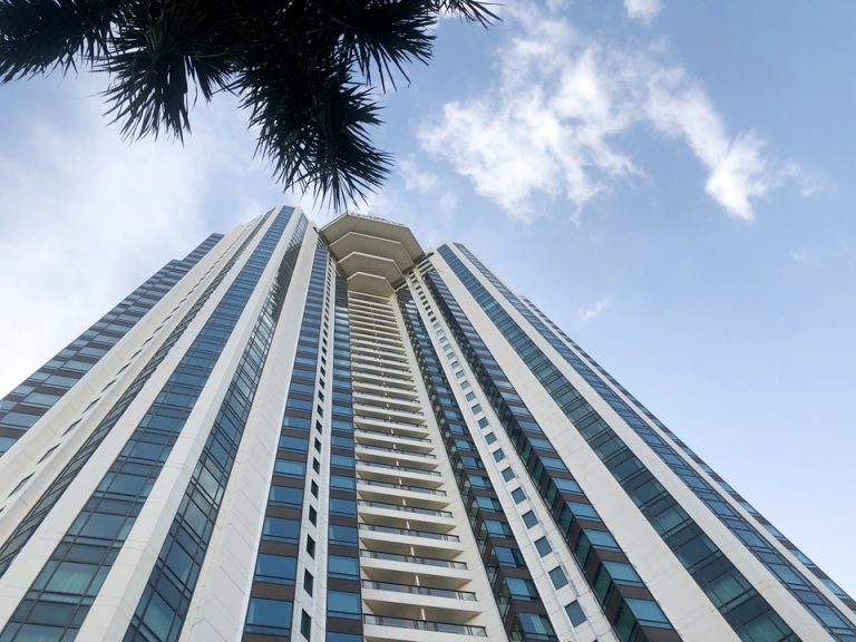 中庭から見上げるホテル外観