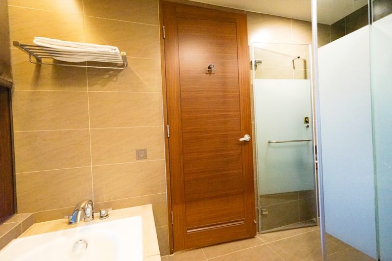 浴室(バスルーム内から入り口)