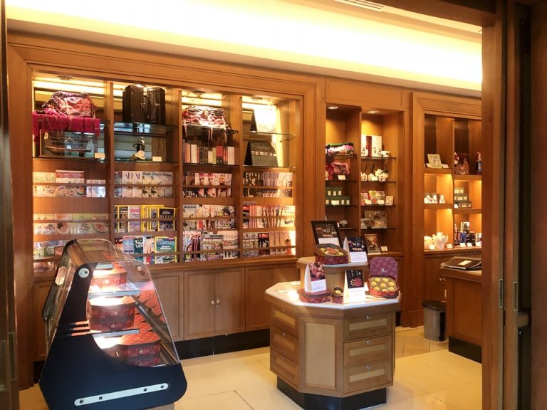 こじんまりしたお店ですが取り扱い商品は多く見ていて楽しいです