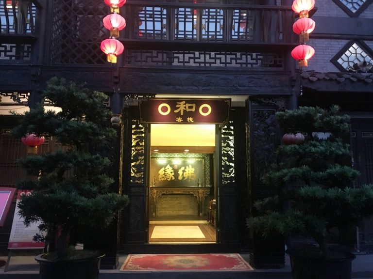 ホテル入り口。入るとすぐ左にフロントカウンターがあります