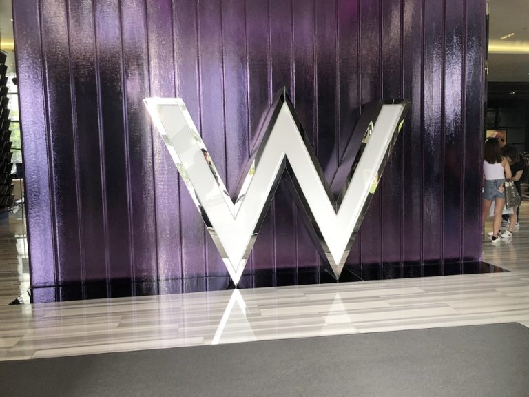 中に入るとWがお出迎え