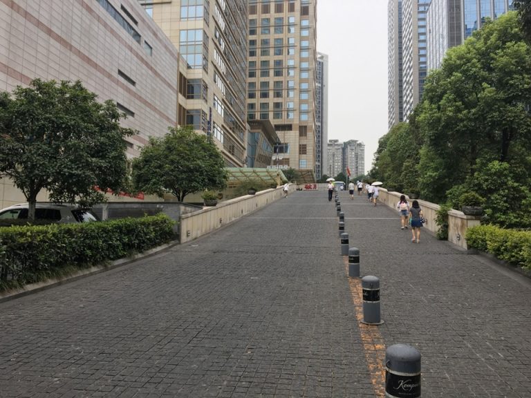 この坂道を上がると左がホテル。ポールにホテルロゴが入っています