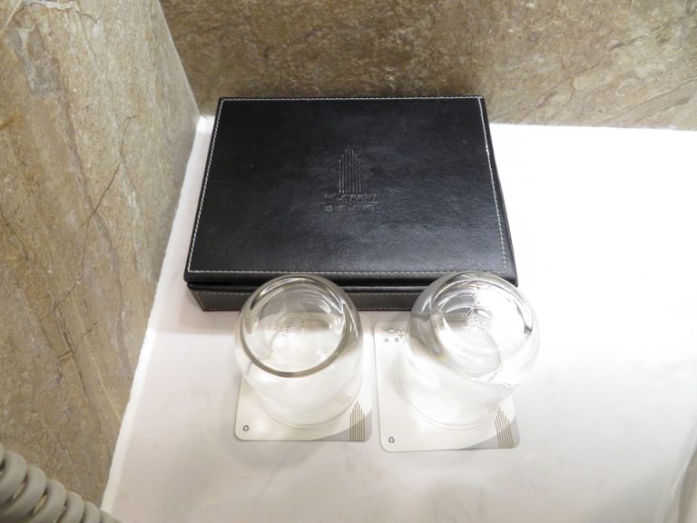 アメニティボックスとガラス