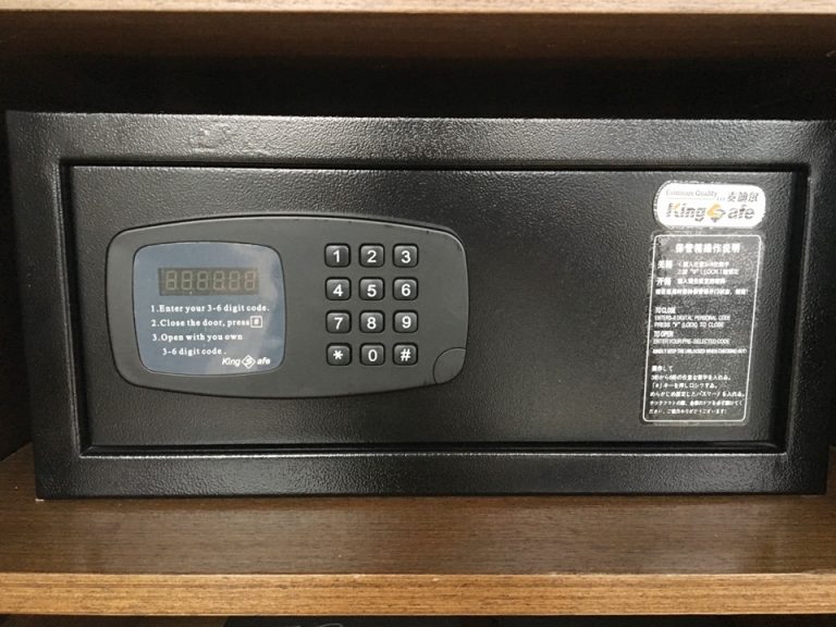 金庫を閉じた状態。使い方は扉右手のシールに書いてあります。特に難しくはありません。