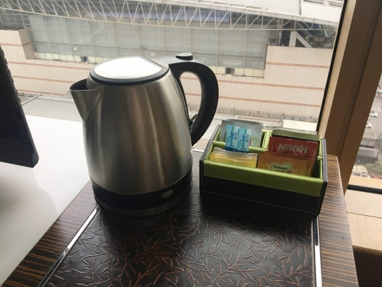 電気ケトルと、お茶・コーヒーセット。テレビの右側に置いてあります。近くに電源がないので、ケトルを机など別の場所に移動して使う必要があります。コーヒーマシーンはありませんでした。