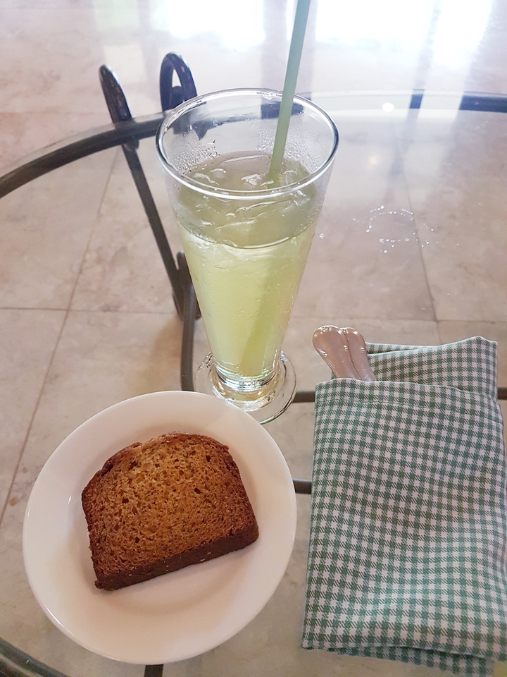 セブ市内にある情報雑誌のクーポンで貰えるケーキとドリンク