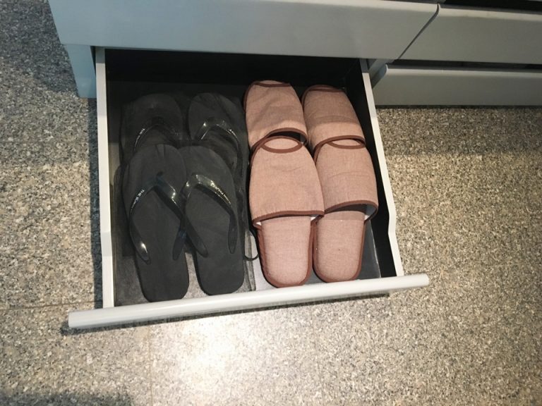 クローゼットの引き出しに入っているスリッパと、ビーチサンダル